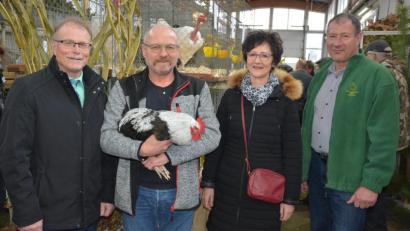 Bild: jr
Geflügelzüchter-Vorsitzender Siegmund Lenk (Zweiter von links) präsentierte bei der Eröffnung der Schau einen Niederrheiner Gockel. Erfreut über die Ausrichtung einer Ausstellung nach siebenjähriger Pause zeigten sich Bürgermeister Max Bindl (links) sowie Zweiter Bürgermeister Reinhard Wurm und Kreisrätin Inge Härtl.