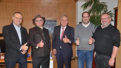 Bild: Kunz
Der Lions-Club Weiden überreicht Oberbürgermeister Kurt Seggewiß 10.000 Euro aus dem Erlös des Löwenfests mit Haindling (von links): Präsident Michael Richthammer, Wolfgang Würschinger, Seggewiß, German Schieder und Anton Forster.