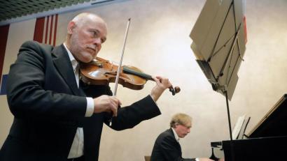 Bild: Wolfgang Steinbacher
Ein gelungenes Kammerkonzert spielten Bernd Buß (links) und Tobias Hartlieb (rechts) im Saal der Staatlichen Berufsschule in Sulzbach-Rosenberg.