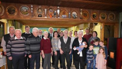 Bild: fvo
Marlene Gallitzendörfer (Dritte von rechts) hält bei der Geburtstagsfeier stolz die kleine sechs Wochen alte Urenkelin Marlene im Arm. Vordere Reihe links daneben Ehemann Andreas.