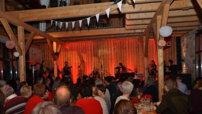 Bild: dob
Die Lederer-Scheune in Tännesberg bietet ein einzigartiges Ambiente für das Konzert "Rock meets Classic". Rund 300 Besucher kommen am Freitag und Samstag zu diesem Klangerlebnis.