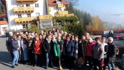 Bild: mor
Im Hotel Waldschlössl im bayerischen Wald kehrten die Damen der Frauenunion zum Wellnesswoche ein. Vorsitzende Monika Placzek (dritte von links) freute sich über die gute Resonanz.