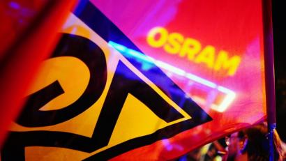 Bild: Michael Hanschke/dp
Gewerkschaftler demonstrieren vor dem Osram-Werk in Berlin.