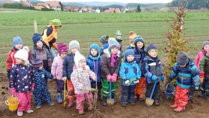 Bild: ohr
Die Teilnehmergemeinschaft zur Flurneuordnung der Gemeindeteile Guteneck und Weidenthal luden die Mädchen und Buben des Kindergartens Weidenthal zum Mithelfen beim Bepflanzen ein. Ausgerüstet mit Eimerchen und Schaufel waren die jungen Naturfreunde eifrig bei der Sache.