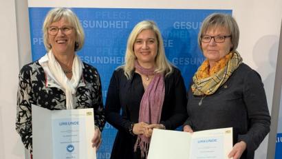 Bild: exb/StMGP
Ministerin Melanie Huml zeichnete Waltraud Ettl (links) und Rosa Niebler (rechts) aus.