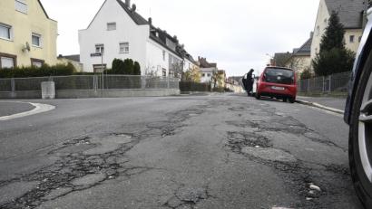 Bild: Petra Hartl
Das Bild spricht für sich: Die Bäumlstraße im Dreifaltigkeitsviertel gehört zu den Fahrbahnen, die im nächsten Jahr einen neuen Belag bekommen sollen. Das kündigte Wolfgang Babl aus dem Bauamt beim Seniorenforum an.