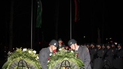 Bild: frd
Oberstleutnant Andreas Bleek (im Hintergrund) legte zum Gedenken einen Kranz am Ehrenmal nieder.
