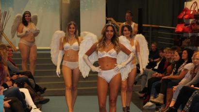 Bild: kro
Heiße Dessous, präsentiert mit Engelsflügelchen.