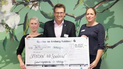 Bild: Klinikum/Rebl/exb
Sie freuen sich über die 13 555-Euro-Spende (von links): Brigitta Schöner (Vorsitzende des Fördervereins Familiengesundheit Oberpfalz), Dr. Harald Hollnberger (Ärztlicher Direktor des Klinikums St. Marien Amberg) und Doris Kölbl, die Koordinatorin für Integrative Onkologie am Krankenhaus.