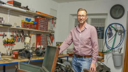 Bild: hwk
Norbert Weigert ist beim historischen Erntedankumzug 2020 in Kastl als Scherenschleifer dabei.