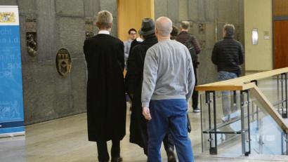 Bild: Gabi Schönberger
In kleinen Schritten geht es derzeit für Arber G. voran, der hier in Fußfesseln zum Prozess vorgeführt wird. Der Hauptangeklagte ist großer Autofan. Zur Tatzeit besaß er einen Sportwagen Nissan GT-R.