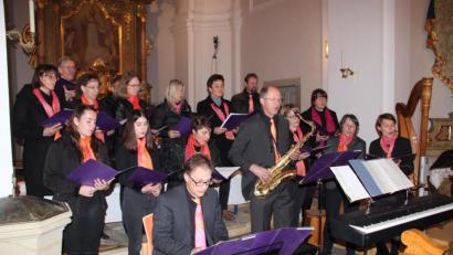 Bild: exb/Stephanie Bucher
Auf 25 Jahre Chor-Geschichte kann "Cantate" zurückblicken. Bei einem Konzertabend in Heinrichskirchen zeigt sich das Ensemble aus Thanstein stimmgewaltig wie eh und je.