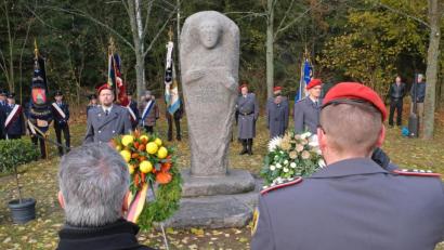 Bild: nm
Eine Feierstunde, die unter die Haut geht: Vor dem Kriegerdenkmal, dem sogenannten "Friedensengel", gelten eindringliche Appelle der Bereitschaft zum Eintreten gegen Unrecht und Terror.
