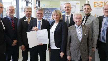 Bild: Wolfgang Steinbacher
Bayerns Wissenschaftsminister Bernd Sibler (Vierter von links) hatte einen Förderbescheid der Bayerischen Forschungsstiftung bei seinem OTH-Besuch in Höhe von 295.000 Euro dabei.