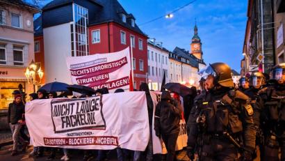 Bild: Florian Miedl
Die Antifa marschiert durch Wunsiedel.