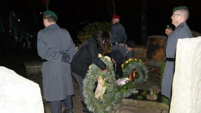 Bild: sei
Carola Brust, Bürgermeister Richard Kammerer und Erwin Klamm (von links) legten Kränze nieder.