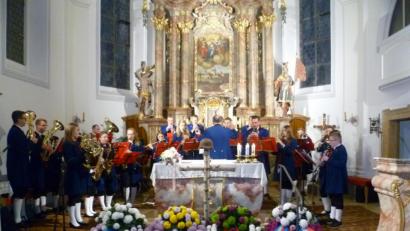 Bild: usc
Das über einstündige Totengedenken in der Pfarrkirche umrahmten in feierlicher Form das Jugendblasorchester Vilseck und der evangelische Posauenchor Thansüß.