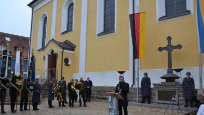 Bild: gi
Bürgermeister Hermann Ach gedenkt in seiner Ansprache der gefallenen und vermissten Soldaten der beiden Weltkriegen aus der Gemeinde Moosbach und aller Menschen die in den Kriegswirren ums Leben gekommen sind.