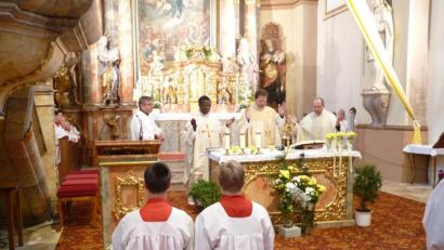 Bild: exb
Beim Festgottesdienst in der Kirche, von links am Altar Diakon Egon Giehl, Pfarrvikar Florent Mukalay Makuba, Festprediger und Zelebrant Pfarrer Johann Zeltsperger und Ortspfarrer Thomas Thiermann.