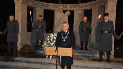 Bild: jr
In Mitterteich sprach Bürgermeister Roland Grillmeier am Samstagabend vor dem Kriegerdenkmal.