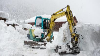 Bild: Johann Groder/Expa/APA/dpa
Schneeräumung in Kals am Großglockner: In Österreich wächst aufgrund der starken Regen- und Schneefälle die Sorge vor gefährlichen Hangrutsche auch in Wohngebieten.