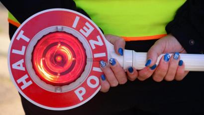 Symbolbild: Martin Schutt/dpa
Die Polizeibeamten der Polizeiinspektion Regenburg Süd staunten nicht schlecht als ein 23-Jähriger nach seinem verlorenen Rucksack fragte.