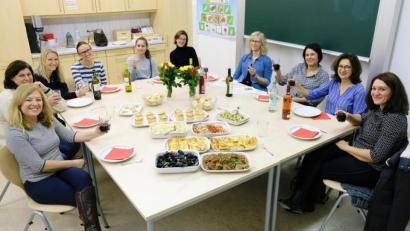 Bild: do
"Salud", heißt es in der Teilnehmerrunde beim Spanisch-Kochkurs der VHS nach der gekonnten Zubereitung variantenreicher Tapas-Kreationen. Das Seminar leitet Alejandra Fernandez Martin (links).