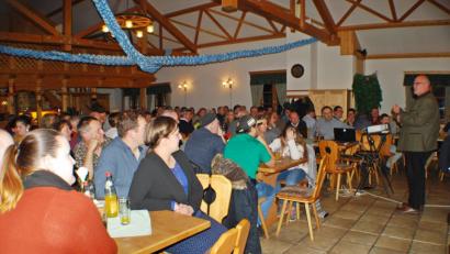 Bild: enz
Zu einer Nachfeier hatte der Fremdenverkehrsverein alle Helferinnen und Helfer des Kartoffelfestes in den Adamhof eingeladen. Rechts Bürgermeister Klaus Meyer bei seinen Ausführungen