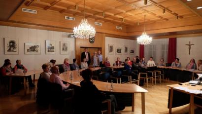 Bild: Stefanie Gradl
Bürgermeister Hans-Martin Schertl begrüßt die Referenten Andrea Ulrich-Prusko und Georg Franz Fröhler (hinten, stehend von links) im Vilsecker Rathaus. Er begrüßt, dass dieses wichtige Thema durch den Hospizverein und die AOVE soviel Aufmerksamkeit bekommt.