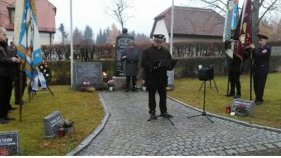 Bild: ld
In Brand erinnerte Irmbert Schmidt (SRK) daran, dass die Geschichte des Volkstrauertags älter ist die die Geschichte der Bundesrepublik Deutschland.