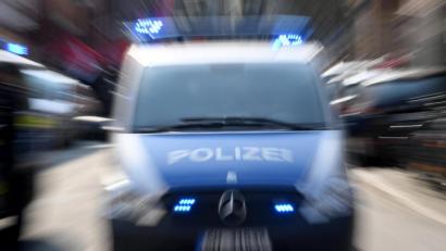 Symbolbild: Carsten Rehder/dpa
Die Polizei ermittelt gegen einen 39-jährigen Amberger, der in der Nacht auf Donnerstag einen Polizeibeamten absichtlich in Gefahr gebracht haben soll.