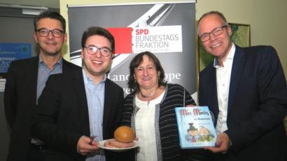 Bild: Hirsch
Horst Viertlmeister, Peter Wein und Marianne Schieder (von links) reichten dem Referenten Matthias Miersch aus Hannover (rechts) eine bayerische Brotzeit und schenkten ihm das Max-und-Moritz-Buch auf "Bayerisch".