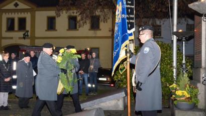 Bild: fjo
Fahnenträger Michael Kleber und seine Vereinsmitglieder Hermann Gilch und Stephan Mathy übernehmen die von Franz Planner (von rechts) geleitete Kranzniederlegung.
