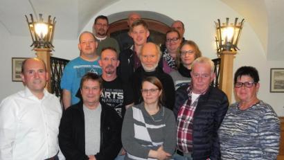 Bild: ag
Die Hirschauer Kleingärtner wählen einen neuen Vorstand (vorn, von links): Zweiter Bürgermeister Josef Birner, Wasserwart Frank Doberschütz, Jana Kienscherf, Michael Hirling und Edith Bergmann; zweite Reihe (von links): Christian Lofing, Günther Amann und Steffi Zetzelmann; dritte Reihe (von links): Gerätewart Uwe Kraus, Stefan Walch und Christina Stöhr; hinten (von links): Albert Sterk, Dieter Büller und Markus Auer.