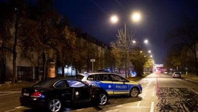 Bild: Sven Hoppe
Unfallort in München: Auf der Flucht vor der Polizei missachtet ein Autofahrer mehrere rote Ampeln und rast in eine Gruppe Jugendlicher. Foto: Sven Hoppe/dpa