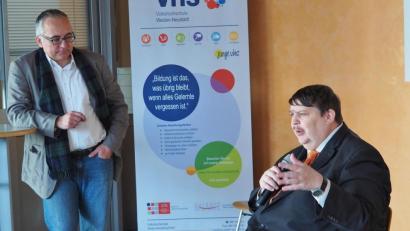 Bild: Bühner
Paneuropa-Union-Präsident Bernd Posselt (rechts) zusammen mit Moderator VHS-Bereichsleiter Harald Krämer.