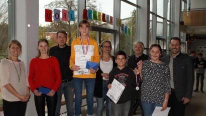 Bild: lhc
Organisatorin Heike Temmel, Moderatorin Franka Grabinger (10d), Buchhändler Ralf Volkert, Organisatorin Dagmar Schöberl, Lehrkraft Ludwig Pirner und Schulleiter Martin Zimmermann gratulierten den besten Leserinnen der Walter-Höllerer-Realschule: Gewinnerin Jenny Brohm sowie die beiden Zweitplatzierten Michel Heldrich und Aylin Rifat (von links nach rechts)