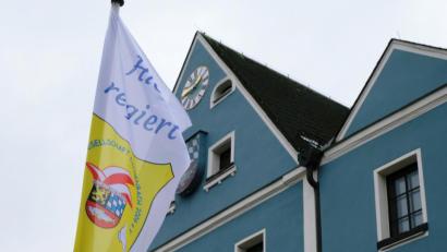 Bild: do
Statt Schwarz-Rot-Gold "schmückte" am Volkstrauertag eine Faschingsfahne das Rathaus
