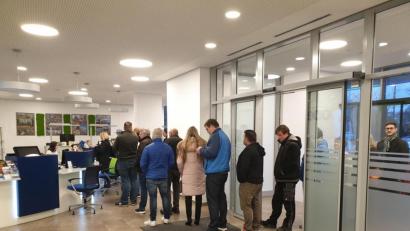 Bild: Marco Klünter
Gut zu tun hatten die Mitarbeiter am Schalter bei Oberpfalz-Medien in Weiden. Aber nach 20 Minuten waren allen Eintrittskarten für „Shortys“ Darts-Event im November 2020 verkauft.