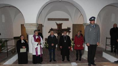 Bild: ral
Bürgermeister Armin Schärtl (Vierter von links) berichtete bei der Gedenkfeier in der Nikolauskirche über das Schicksal des Nabburger Soldaten Ludwig Ehrl.