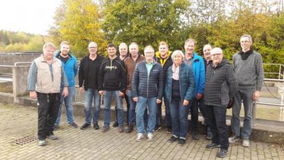 Bild: exb
Klärwärter Wolfgang Heinl (Dritter von links) führte eine Gruppe der Freien Wähler Konnersreuth um Vorsitzenden und Bürgermeister Max Bindl (Mitte) über das Gelände der Kläranlage.