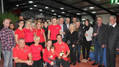 Bild: kro
Im Beisein zahlreicher Freunde und Partner wurde am Samstag das Fitness-Studio "Powerfit" eröffnet. Unser Bild zeigt die Familien Weber (vorne) mit ihrem Trainerteam sowie Pater Helmut Stadermann und Bürgermeister Franz Stahl (rechts)