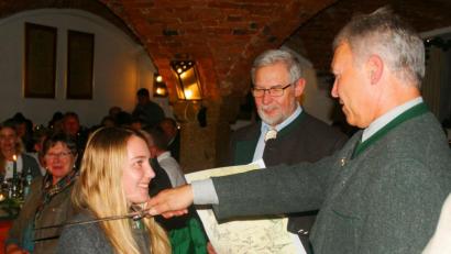 Bild: agr
Franz Sedlmeier (rechts) und Günther Hoffmann (Zweiter von rechts) zelebrieren den Jägerschlag bei der Hubertusfeier.