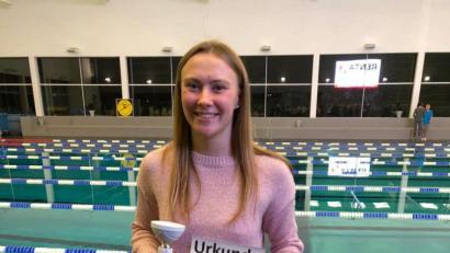 Bild: rbg
Den Pokal für die Bestleistung bei den Juniorinnen holte sich Viktoria Bogner vom Tirschenreuther Schwimm-Club.