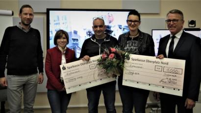 Bild: ubb
Harald Eckstein, Jana Faerber (von links) und Franz Stahl (rechts) überreichten den Studenten Georg Lang und Sonja Witt (Mitte) einen großen Scheck. Der Wernberger und die Roggensteinerin freuten sich sehr über die Auszeichnung.