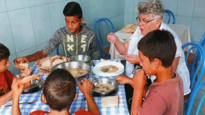 Bild: prh
Selbst das Wenige, das die Vollwaisen im Kinderheim im rumänischen Ocland bekommen, teilen sie gerne mit Erna Hauer. Sie und ihre Helfer unterstützen mit Spenden der Rumänienhilfe der Katholischen Kirchenstiftung St. Georg neben dem Kinderheim auch ein Seniorenheim sowie hilfsbedürftige Senioren und Familien.