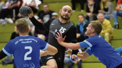Bild: Alfred Schwarzmeier
Leitwolf Stefano Flierl (Mitte) und seine Mannschaft bleiben zu Hause weiter ungeschlagen. Am Samstag besiegte der HC Weiden den ESV Regensburg II souverän mit 32:23.