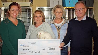 Bild: R. Kreuzer
Jutta Böhm (Zweite von links) nimmt die Spende fürs Tierheim von (von links) Juniorchefin Alexandra Grohmann, Marion und Armin Grohmann entgegen.