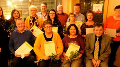 Bild: le
Treue Sänger des katholischen Kirchenchores werden mit Ehrennadel und Urkunden für ihre Verdienste um die Kirchenmusik ausgezeichnet: Michael Fröhlich, Angelika Sellmeyer, Brigitte Beer und Pfarrer Max Früchtl (sitzend von links) sowie Elisabeth Lehner, Katharina Sellmeyer. Beate Götz, Hannes Fischer, Nicola Barth, Chorleiter a. D. Hans Fröhlich, Veronika Bauer, Josef Trißl, Wilma Wirth und Hermi Brauner (stehend von links).