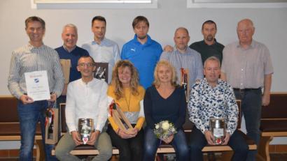 Bild: du
Bei der Saisonabschlussfeier der Alten Herren der SpVgg Schirmitz gibt es für Spieler, Funktionäre und Helfer Blumen, Urkunden und Geschenke. AH-Chef Oliver Boehm (links) wird für 200 Spiele ausgezeichnet.